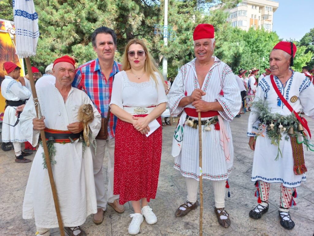 La mulți ani cămășii tradiționale românești!