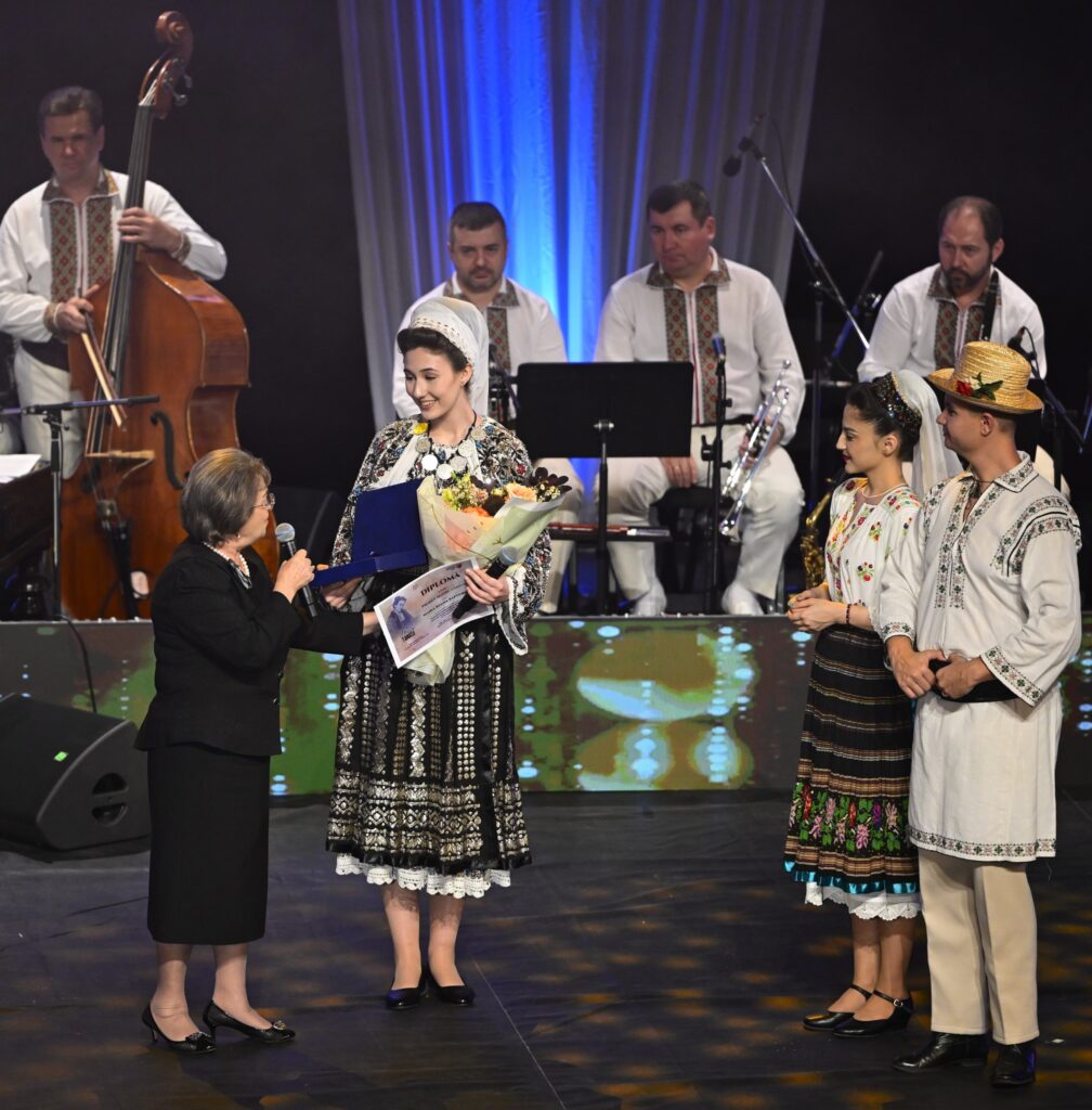 Premiul special pentru frumusețea, autenticitatea și arhaicitatea costumului tradițional – Maria Ioana Șaptebani