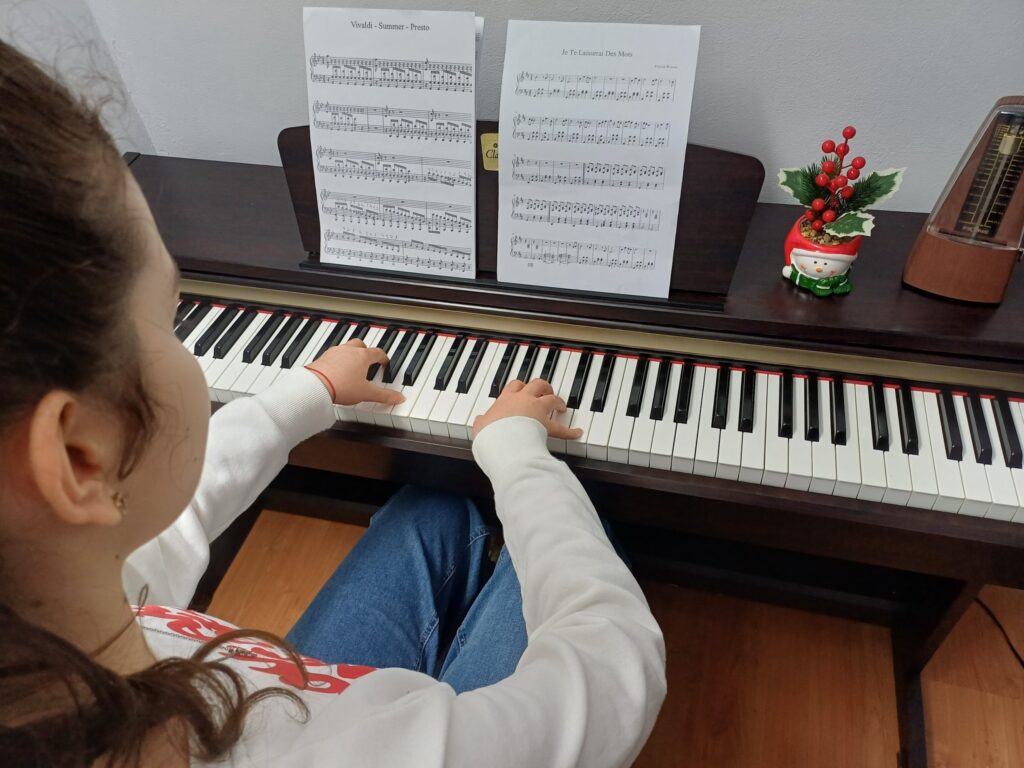 Nicolaie Selena, cursantă în anul II la disciplina pian, profesor coordonator Roxana Muraru.