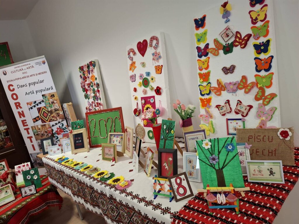 Elevii Secției Externe Piscu Vechi - expoziției de Mărțișor „Firul alb-roșu”